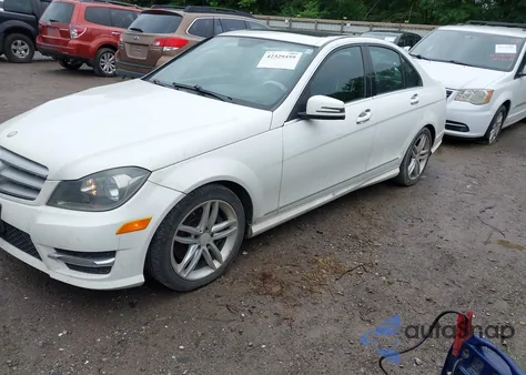 2013 Mercedes-Benz C 300 Luxury 4Matic/Sport 4Matic from USA, damaged, VIN WDDGF8AB3DA820171